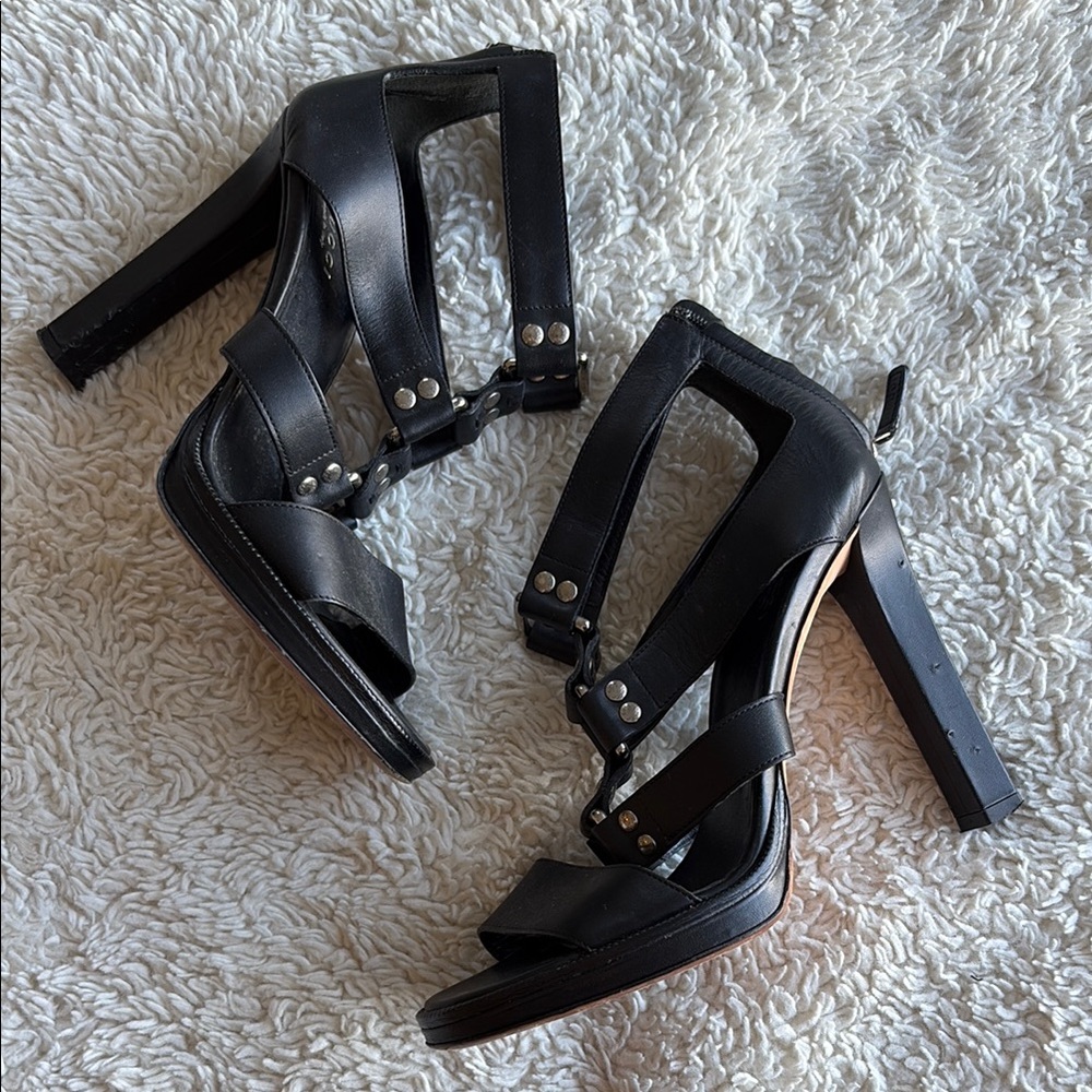 Gucci Black Heels with Sleek Design and Luxurious Finish